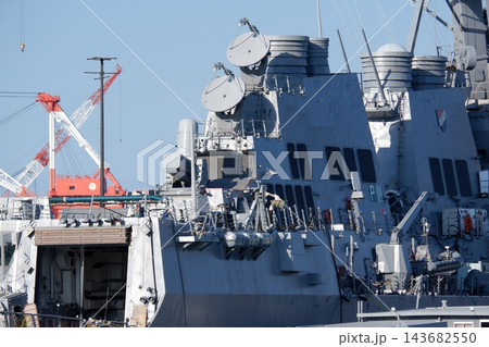 横須賀艦船修理廠にて修理中の駆逐艦マッキャンベル 143682550