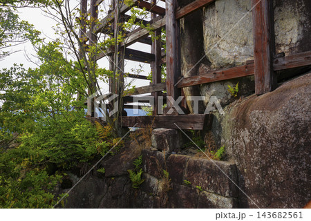 巨岩の上に建つ苗木城天守展望台 143682561