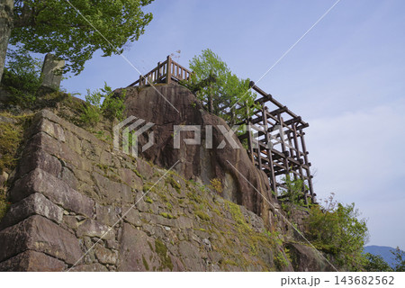 巨岩の上に建つ苗木城天守展望台 143682562