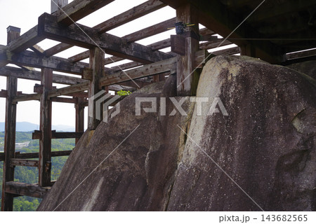 巨岩の上に建つ苗木城天守展望台 巨岩の上に建つ苗木城天守展望台 143682565