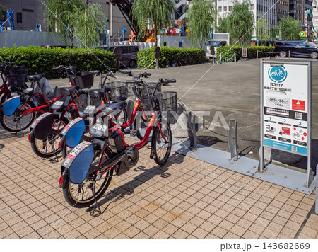 街中に設置されたシェアサイクルのサイクルポート 街中に設置されたシェアサイクルのサイクルポート 143682669