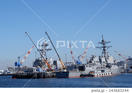 横須賀基地にて整備中のアーレイバーク級ミサイル駆逐艦マッキャンベルとデューイ 143683244