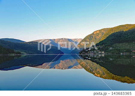 鏡のようなフィヨルドの絶景 ノルウェー 143683365