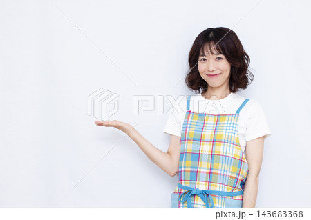紹介をしている主婦 143683368