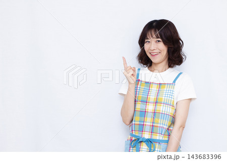 人差し指を立てる主婦 人差し指を立てる主婦 143683396