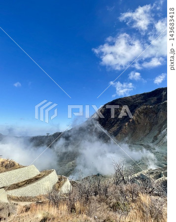 青空の下で白い噴気が立ち上る箱根大涌谷の山岳風景 青空の下で白い噴気が立ち上る箱根大涌谷の山岳風景 143683418