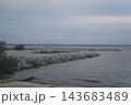 波消しブロックの突堤が伸びる曇り空の霞ヶ浦湖畔の風景 143683489