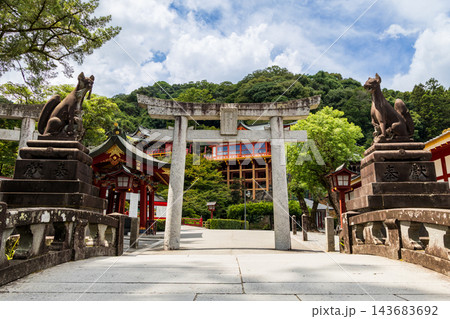 商売繫盛 日本三大稲荷 祐徳稲荷神社参道の鳥居 商売繫盛 日本三大稲荷 祐徳稲荷神社参道の鳥居 143683692