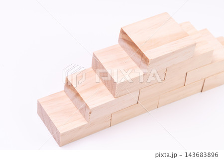 明るい木の質感で教育の積み重ねを表す構成 明るい木の質感で教育の積み重ねを表す構成 143683896
