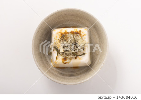 冷や奴（芽かぶ　とろろ昆布　湯葉入り） 143684016