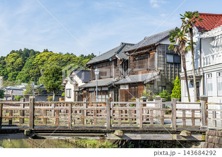 千葉県香取市　風情が残る佐原町並み保存地区の街並みとシンボルの樋橋 143684292