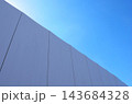 屋外の資材置き場のフェンスと秋の青空 143684328