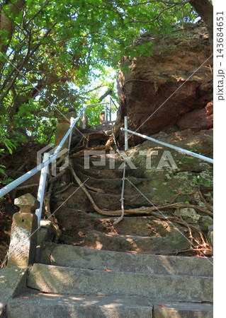 海に浮かぶ荒平天神 (菅原神社)の社殿への急な階段(鹿児島県鹿屋市) 海に浮かぶ荒平天神 (菅原神社)の社殿への急な階段(鹿児島県鹿屋市) 143684651