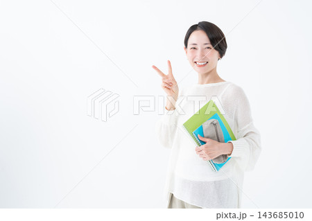 資格の勉強をする女性・リスキリング 資格の勉強をする女性・リスキリング 143685010