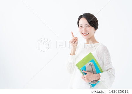 資格の勉強をする女性・リスキリング 143685011