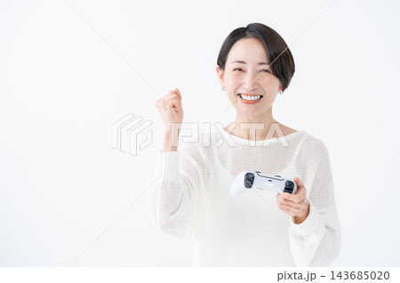 ゲームをするガッツポーズの女性 ゲームをするガッツポーズの女性 143685020