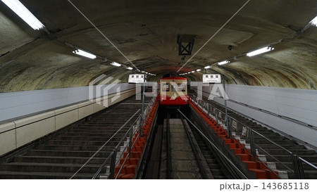 黒部湖駅の地下トンネルに停車する黒部ケーブルカーの情景 黒部湖駅の地下トンネルに停車する黒部ケーブルカーの情景 143685118