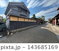 黒い蔵のある松坂市内の旧商家 143685169