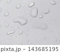 シンプルな水滴のクローズアップ（雨・梅雨・防水コーティングイメージ） 143685195