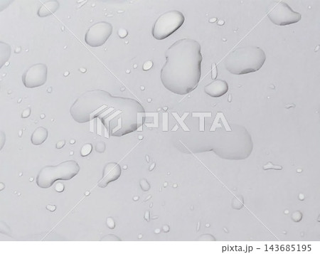 シンプルな水滴のクローズアップ（雨・梅雨・防水コーティングイメージ） 143685195