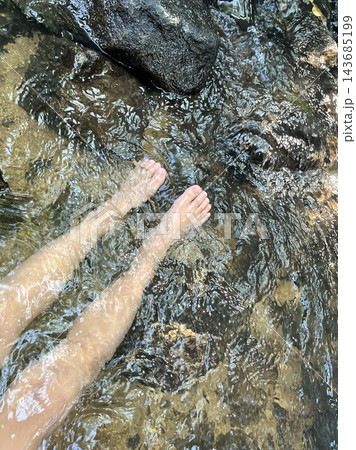 夏の川遊び・清流で涼む足元 夏の川遊び・清流で涼む足元 143685199