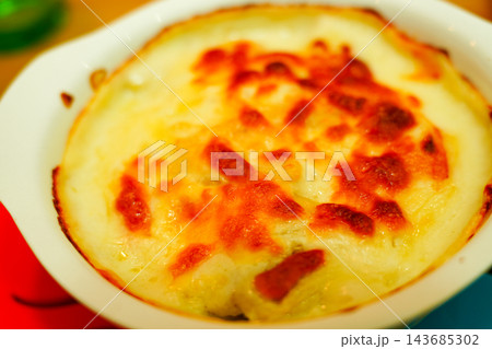 焼きたてで焦げ目が美味しそうなチーズたっぷりのグラタン単品 143685302