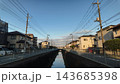 夕暮れの埼玉県の住宅街を流れる水路と街並み 143685398
