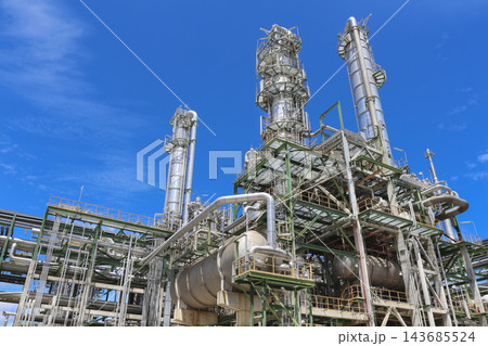 Industrial Oil Refinery with Petrochemical Towers Under Blue Sky 143685524