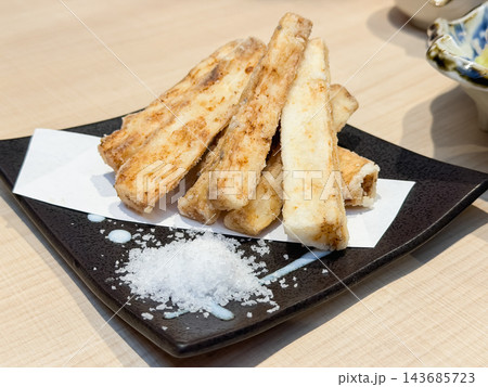 長芋の唐揚げ。長芋に片栗粉をつけて揚げた和食。岩塩を添えて。 143685723