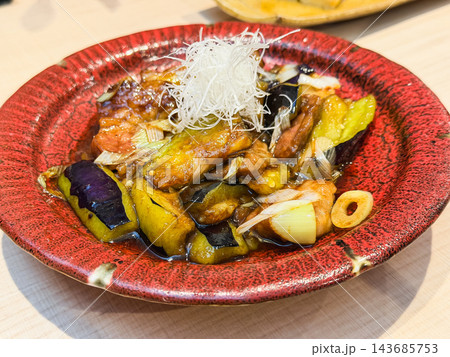 甘めの味付けにした牛肉と茄子の炒め物。白髪ネギを添えて。 甘めの味付けにした牛肉と茄子の炒め物。白髪ネギを添えて。 143685753