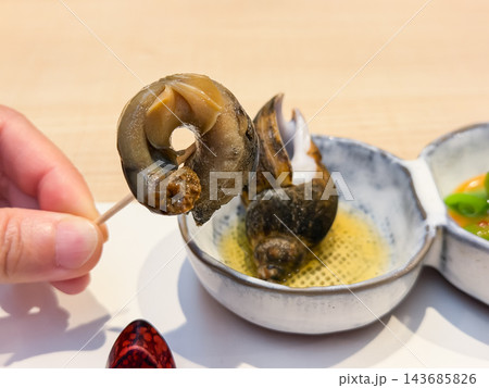 バイ貝の煮物。新鮮なバイ貝を出汁と醤油などで煮込んだ料理。 バイ貝の煮物。新鮮なバイ貝を出汁と醤油などで煮込んだ料理。 143685826