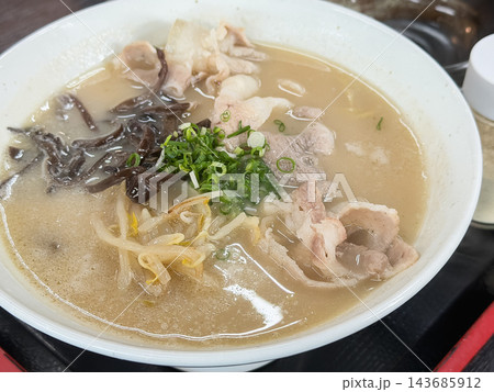 和食の豚骨ラーメン。豚肉とキクラゲと葱をトッピングして。 143685912
