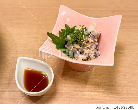 シメサバとごまと生姜を混ぜた料理とたれ。 シメサバとごまと生姜を混ぜた料理とたれ。 143685999