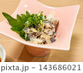 シメサバとごまと生姜を混ぜた料理。 143686021