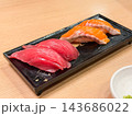 赤身のマグロとサーモンの握り寿司。 143686022