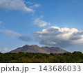 鹿児島県にある桜島の景色。晴れた空に高く登る噴煙。 143686033