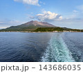海から見る鹿児島県にある桜島の景色。晴れた空に登る噴煙。 143686035