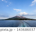 海から見る鹿児島県にある桜島の景色。晴れた空に登る噴煙。 143686037