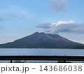 海から見る鹿児島県にある桜島の景色。晴れた空に登る噴煙。 143686038