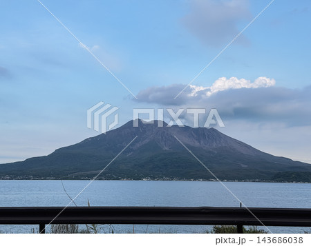 海から見る鹿児島県にある桜島の景色。晴れた空に登る噴煙。 海から見る鹿児島県にある桜島の景色。晴れた空に登る噴煙。 143686038