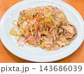和食の皿うどん。揚げた麺に野菜たっぷりのあんかけを乗せた長崎県の郷土料理。 143686039