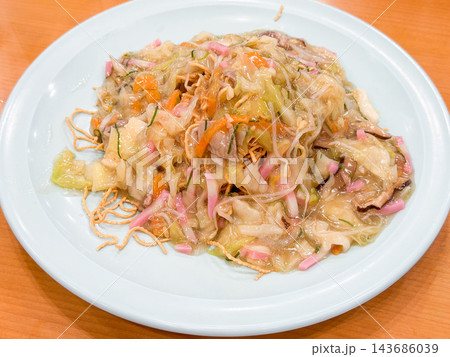 和食の皿うどん。揚げた麺に野菜たっぷりのあんかけを乗せた長崎県の郷土料理。 143686039