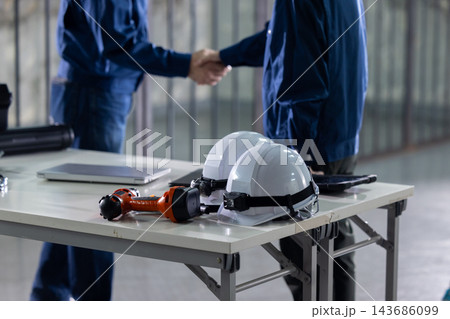 建設現場 握手をしている作業員の手元 建設現場 握手をしている作業員の手元 143686099
