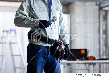 建設現場　工具を持っている男性の手元 143686339