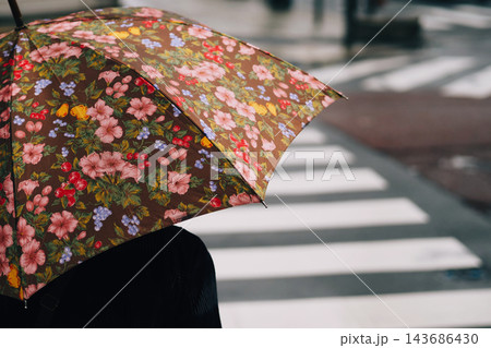 雨の日に横断歩道を渡る高齢者の後ろ姿 雨の日に横断歩道を渡る高齢者の後ろ姿 143686430