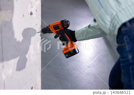 建設現場 工具を持っている男性の手元 建設現場 工具を持っている男性の手元 143686521