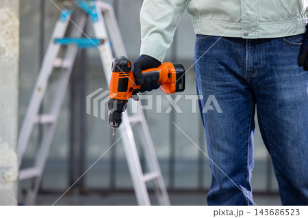 建設現場 工具を持っている男性の手元 建設現場 工具を持っている男性の手元 143686523