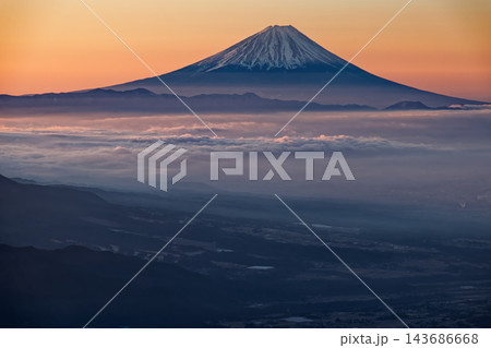八ヶ岳連峰・前三ツ頭から見る朝焼けの富士山 八ヶ岳連峰・前三ツ頭から見る朝焼けの富士山 143686668