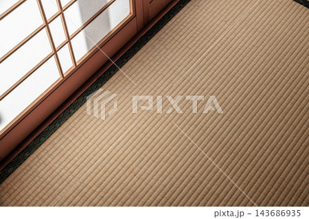 柔らかい光が透過する障子と整然とした畳のある静かな和室 143686935
