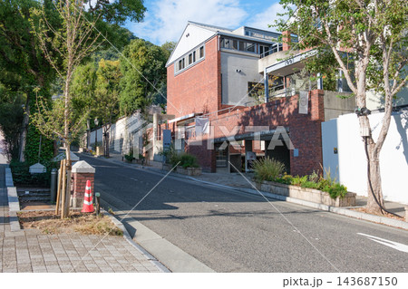 神戸の異人館街周辺まで続く坂道、北野坂 神戸の異人館街周辺まで続く坂道、北野坂 143687150